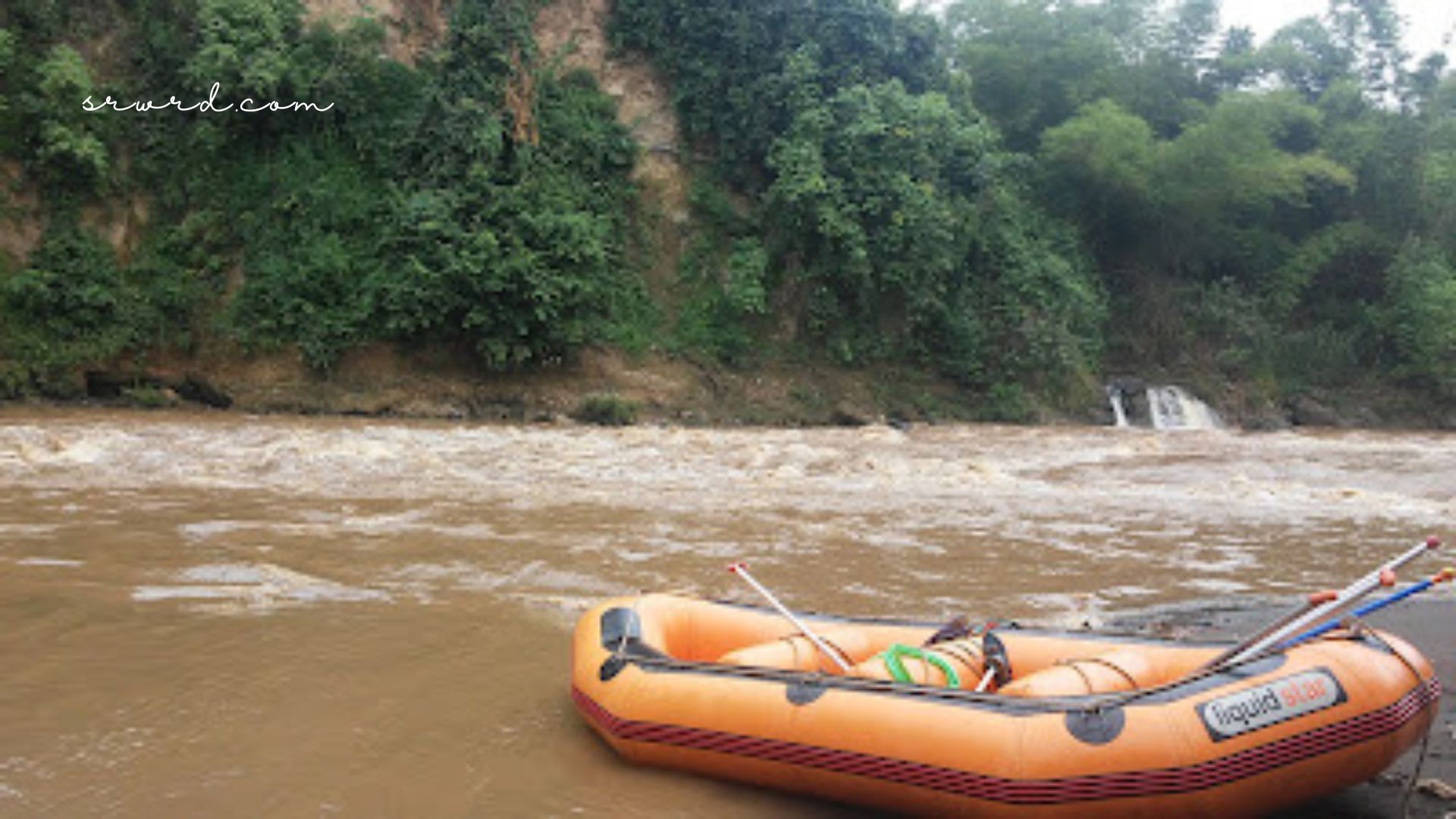 Perahu Karet di Tepi Sungai Cimanuk