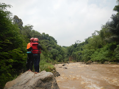 Scouting di Tepi Sungai