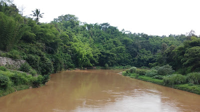 Sungai Cimanuk setelah Bendungan. Terlihat aman tapi siapa tau setelah belokan ada apaan :))
